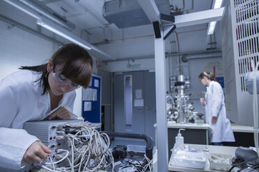 Zwei Technikerinnen arbeiten in einem technischen Labor - SGF000987