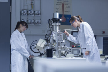 Two female technicans working in a technical laboratory - SGF000993