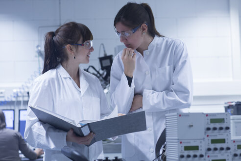 Zwei Technikerinnen arbeiten zusammen in einem technischen Labor - SGF000994