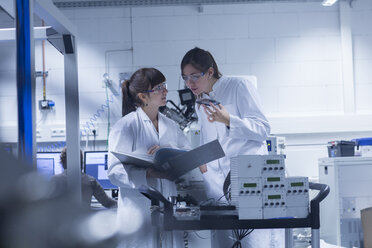 Zwei Technikerinnen arbeiten zusammen in einem technischen Labor - SGF000995