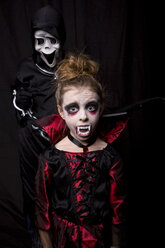 Mädchen verkleidet als Vampir und Junge mit Scream-Maske - SARF000986