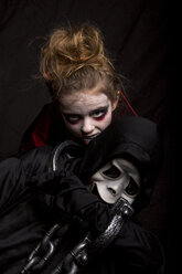 Mädchen maskiert sich als Vampir, der einen Jungen mit Scream-Maske beißt - SARF000987