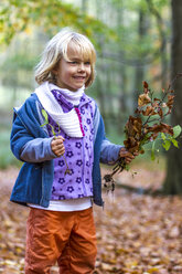 Porträt eines kleinen Mädchens mit Herbstlaub und Pflanzen - JFEF000525