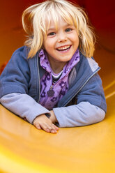 Porträt eines glücklichen kleinen Mädchens auf einer Hütte - JFEF000526