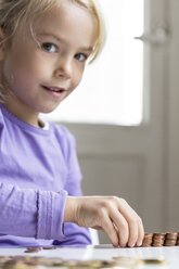 Little girl counting pocket money - JFEF000531