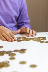 Little girl counting pocket money - JFEF000532