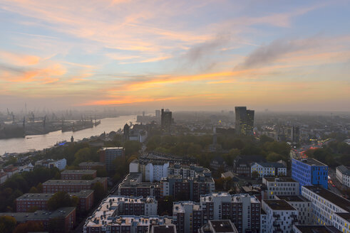 Deutschland, Hamburg, Stadtbild bei Sonnenuntergang - RJF000347