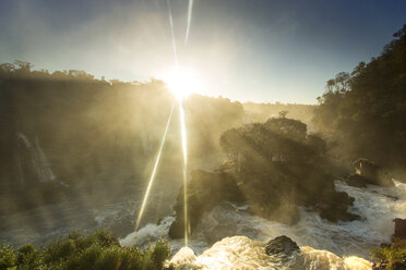 Südamerika, Brasilien, Parana, Iguazu-Nationalpark, Iguazu-Wasserfälle im Licht der Abendsonne - FPF000016