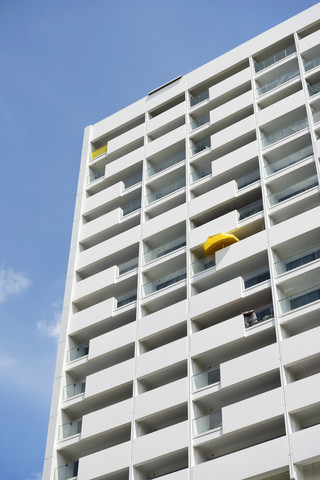 Deutschland, Nordrhein-Westfalen, Düsseldorf, Teil der Fassade eines renovierten Mehrfamilienhauses, lizenzfreies Stockfoto