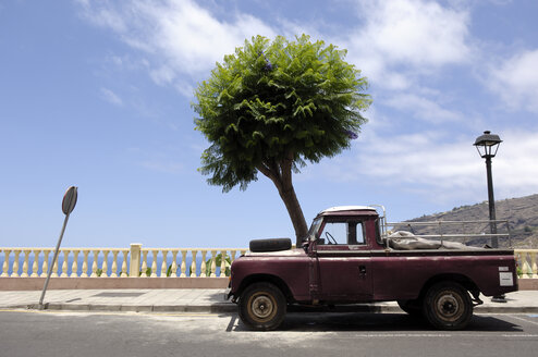 Spain, Canary Islands, La Palma, old pick-up truck in Tazacorte - GUFF000024