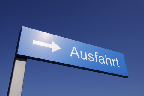 Deutschland, Nordrhein-Westfalen, Düsseldorf, Ausfahrtschild, lizenzfreies Stockfoto