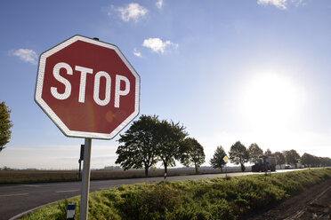 Germany, North Rhine-Westphalia, Grevenbroich, Stop sign at crossing of a country street - GUFF000028