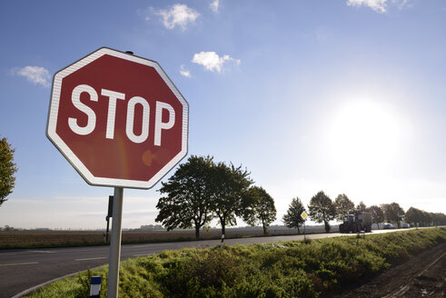 Deutschland, Nordrhein-Westfalen, Grevenbroich, Stoppschild an der Kreuzung einer Landstraße - GUFF000028