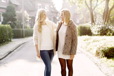 Zwei lächelnde blonde Frauen haben Spaß zusammen - GDF000553