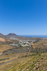 Spanien, Kanarische Inseln, Lanzarote, Maguez, das Dorf Haria und der Vulkan Monte Corona im Hintergrund - AMF003169