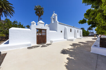 Spanien, Kanarische Inseln, Lanzarote, Haria, Kirche Santa Barbara - AMF003172