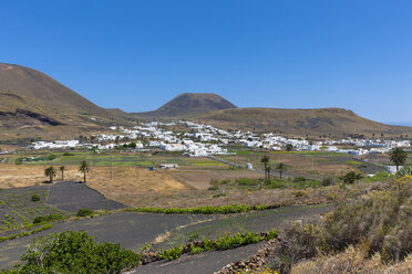 Spanien, Kanarische Inseln, Lanzarote, Maguez, das Dorf Haria und der Vulkan Monte Corona im Hintergrund - AMF003174