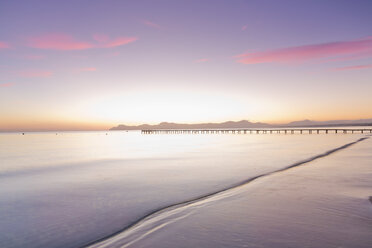 Spanien, Balearen, Mallorca, Fußgängerbrücke führt im Morgenlicht zum Meer hinaus - MSF004331