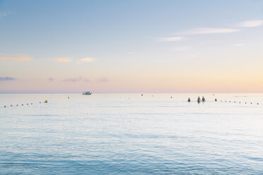 Spanien, Balearische Inseln, Mallorca, Drei Personen beim Schwimmen im Meer - MSF004338