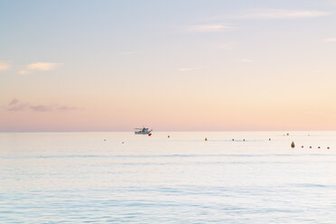 Spanien, Balearische Inseln, Mallorca, Drei Personen schwimmen im Meer im Morgenlicht - MSF004339