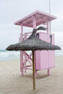 Spanien, Balearen, Mallorca, Rettungsschwimmerstand und Strohschirm am Strand - MSF004362