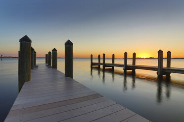 USA, Florida, Cape Coral, Sonnenuntergang über dem Meer - SHKF000017