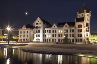 Deutschland, Nordrhein-Westfalen, Dortmund-Hörde, Phoenix-See, Schloss Hörde bei Nacht - WIF001154