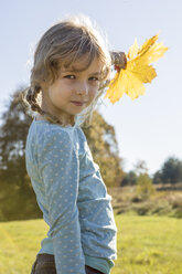 Porträt eines Mädchens mit Herbstblatt - OJF000063