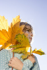 Kleines Mädchen mit Herbstblättern Herbst - OJF000065