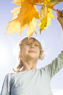Porträt eines Mädchens mit Herbstblättern - OJF000066
