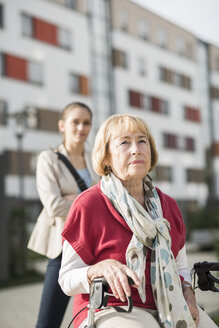 Porträt einer ernst dreinblickenden älteren Frau - UUF002563