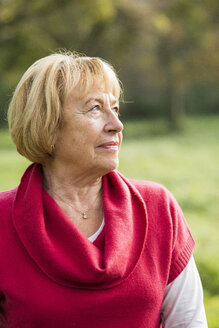 Porträt einer blonden älteren Frau mit rotem Pullover - UUF002583