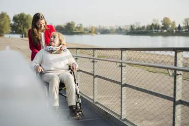 Deutschland, Baden-Württemberg, Mannheim, Enkelin verbringt Zeit mit ihrer Großmutter im Rollstuhl - UUF002599