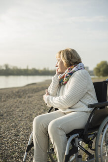 Ältere Frau im Rollstuhl sitzend - UUF002606