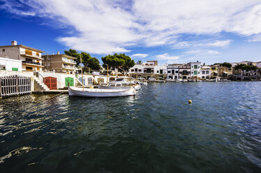 Spanien, Mallorca, Porto Colom, Blick auf den Hafen - THAF000861