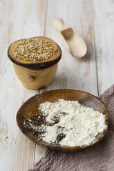 Schüssel mit Einkorn, Triticum monococcum, Schaufel und Schüssel mit Vollkornmehl - MYF000689