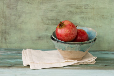 Bowls with two pomegranates on cloth and wood - MYF000697