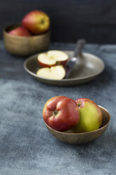 Schalen und Teller aus Braeburn auf grauem Holz - MYF000680