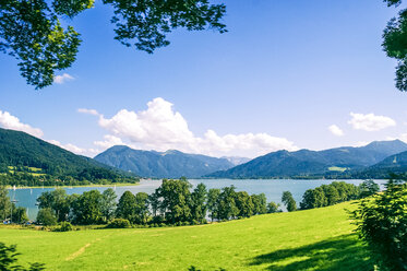 Deutschland, Bayern, Blick über den Tegernsee - PUF000260