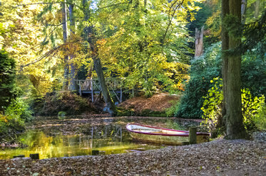 Deutschland, Michelstadt, Englischer Garten im Herbst mit Boot auf See - PUF000243