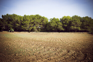 Spanien, Balearen, Formentera, Feld mit Traktor - CMF000196