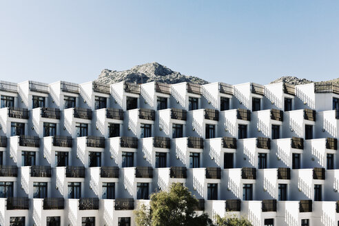 Spanien, Balearen, Mallorca, Mehrfamilienhaus mit Balkonreihen - MS004368