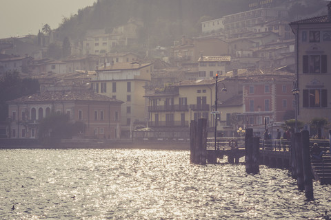 Italien, Lombardei, Brecia, Limone sul Garda im Abendlicht, lizenzfreies Stockfoto