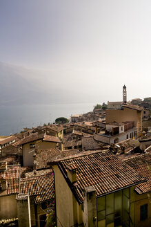 Italien, Lombardei, Brecia, Limone sul Garda, Blick über die Dächer der Stadt - LVF002182