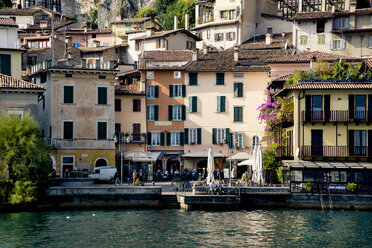 Italien, Lombardei, Brecia, Limone sul Garda, Blick auf die Stadt - LVF002180
