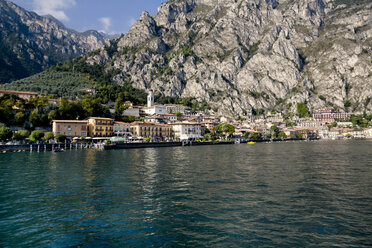 Italy, Lombardy, Brecia, Limone sul Garda, View of the city - LVF002176