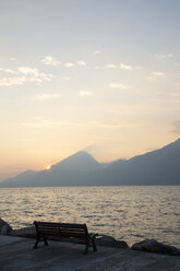 Italien, Venetien, Brenzone sul Garda, Sonnenuntergang in Magugnano - LVF002170