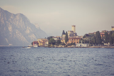 Italien, Venetien, Malcesine, Blick auf die Stadt mit Castello Scaligero - LVF002166