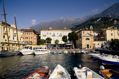 Italien, Venetien, Malcesine, Blick auf den Hafen, lizenzfreies Stockfoto