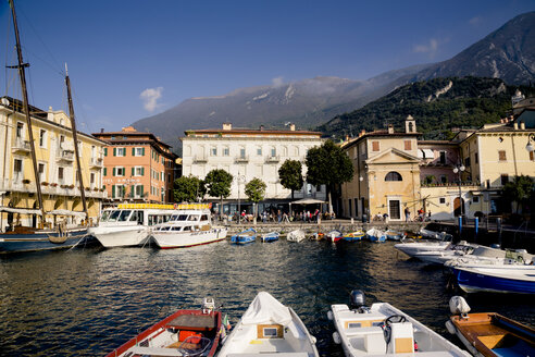 Italien, Venetien, Malcesine, Blick auf den Hafen - LVF002186